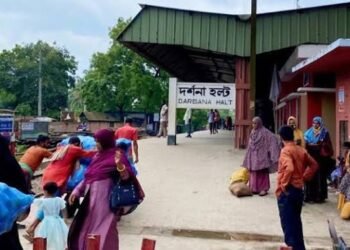Housewife dies after leaving 4-year-old child at station, jumping under train