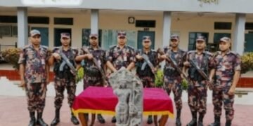 নওগাঁ সীমান্ত থেকে দুষ্প্রাপ্য কষ্টি পাথরের বিষ্ণু মূর্তি জব্দ